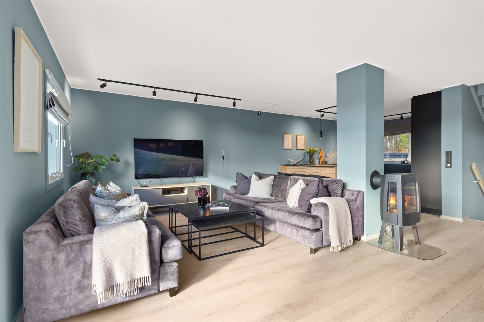 Den åpne løsningen skaper en god flyt mellom stuens ulike soner. Galleribilde