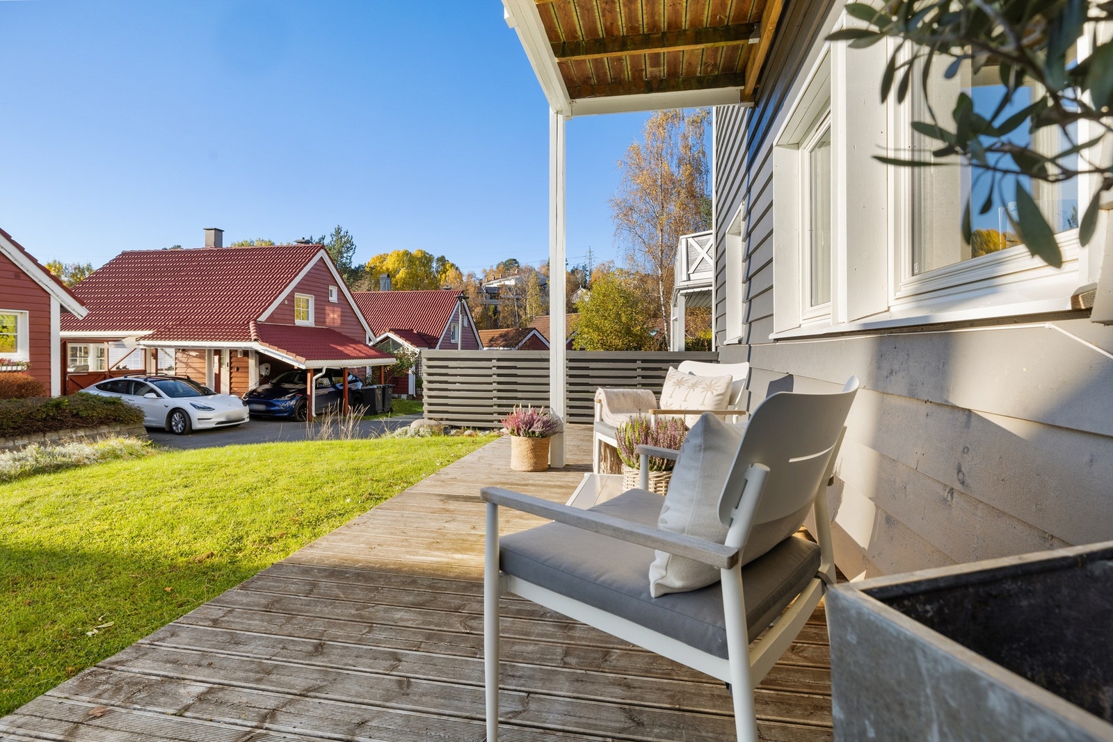 Ved inngangspartiet er det en vestvendt markterrasse på 15 m². Galleribilde