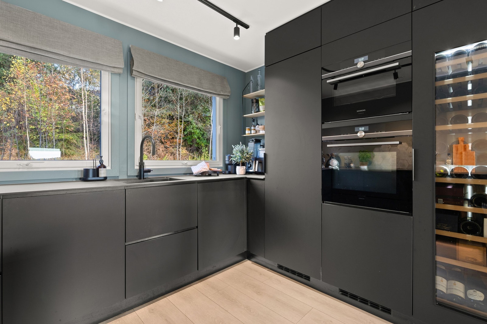 Alle hvitevarer er integrerte, inkludert dampovn, kombinert mikro/ stekeovn i god arbeidshøyde. Galleribilde