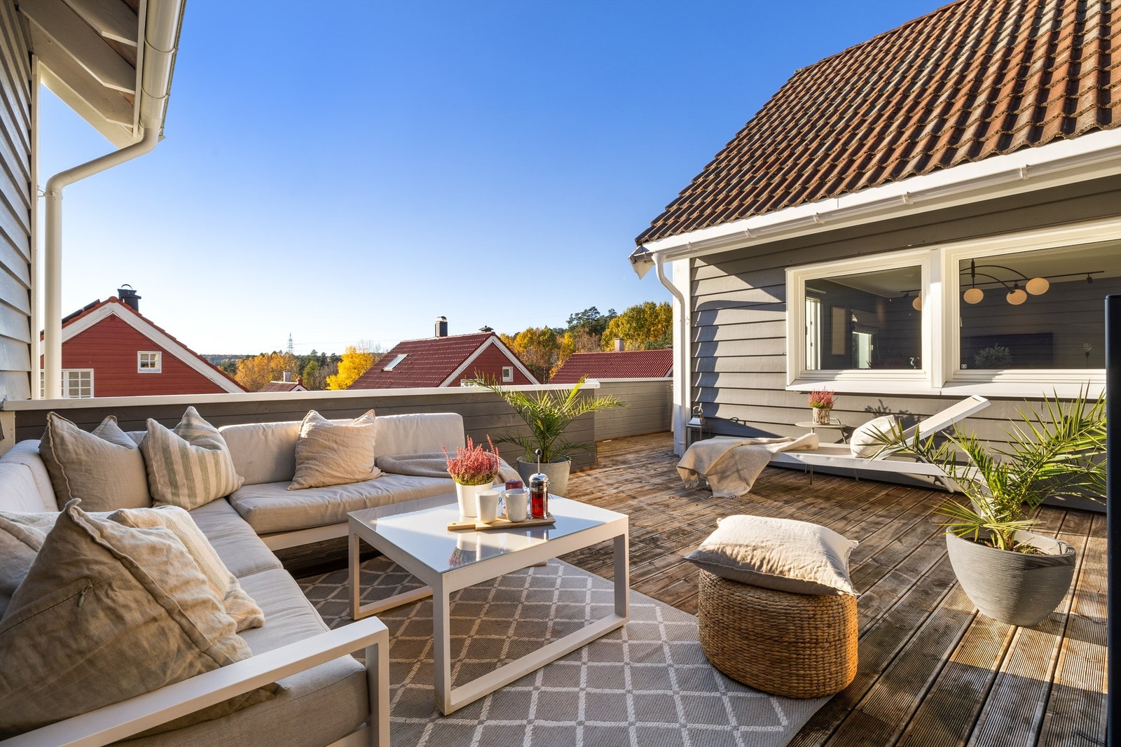 Terrassen på 55 kvm har god plass til flere sittegrupper. Galleribilde
