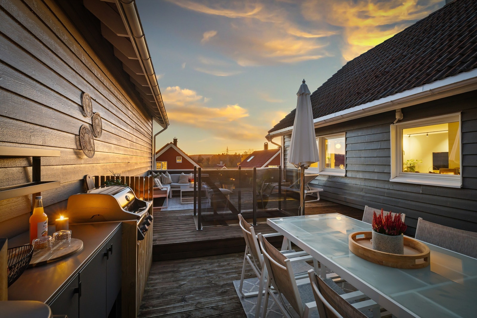 En gjennomtenkt uteplass med flere funksjonelle soner. Galleribilde