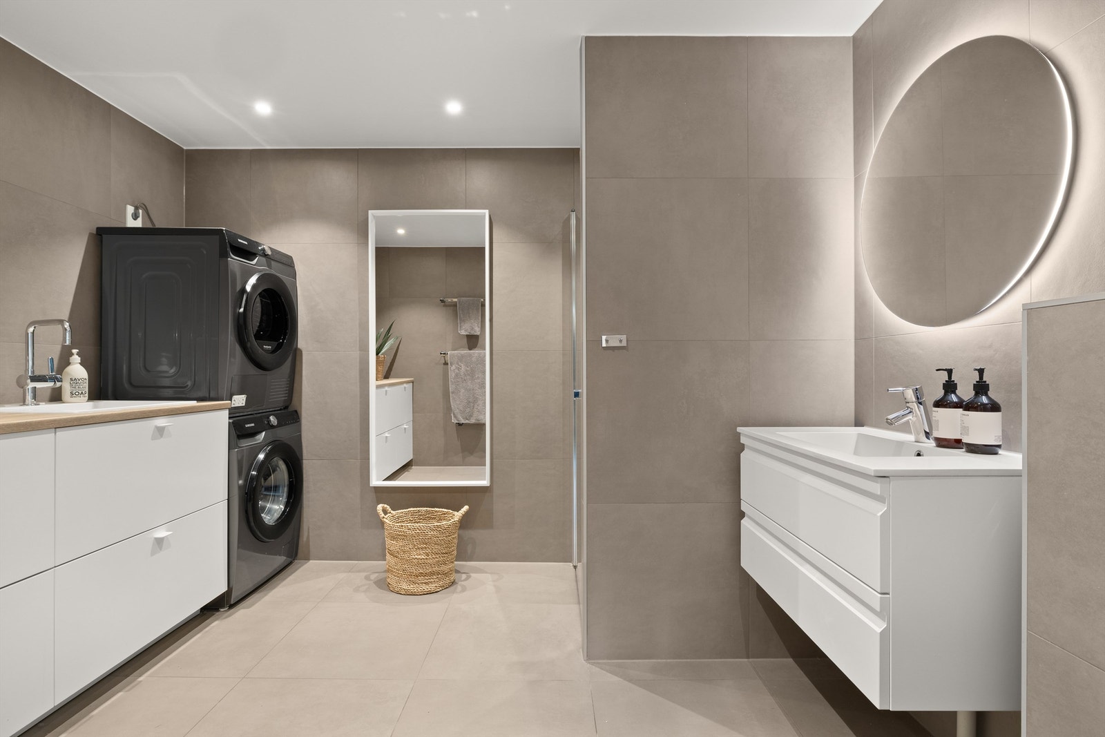 Etasjen har et moderne og praktisk bad fra 2019, som også fungerer som vaskerom. Galleribilde