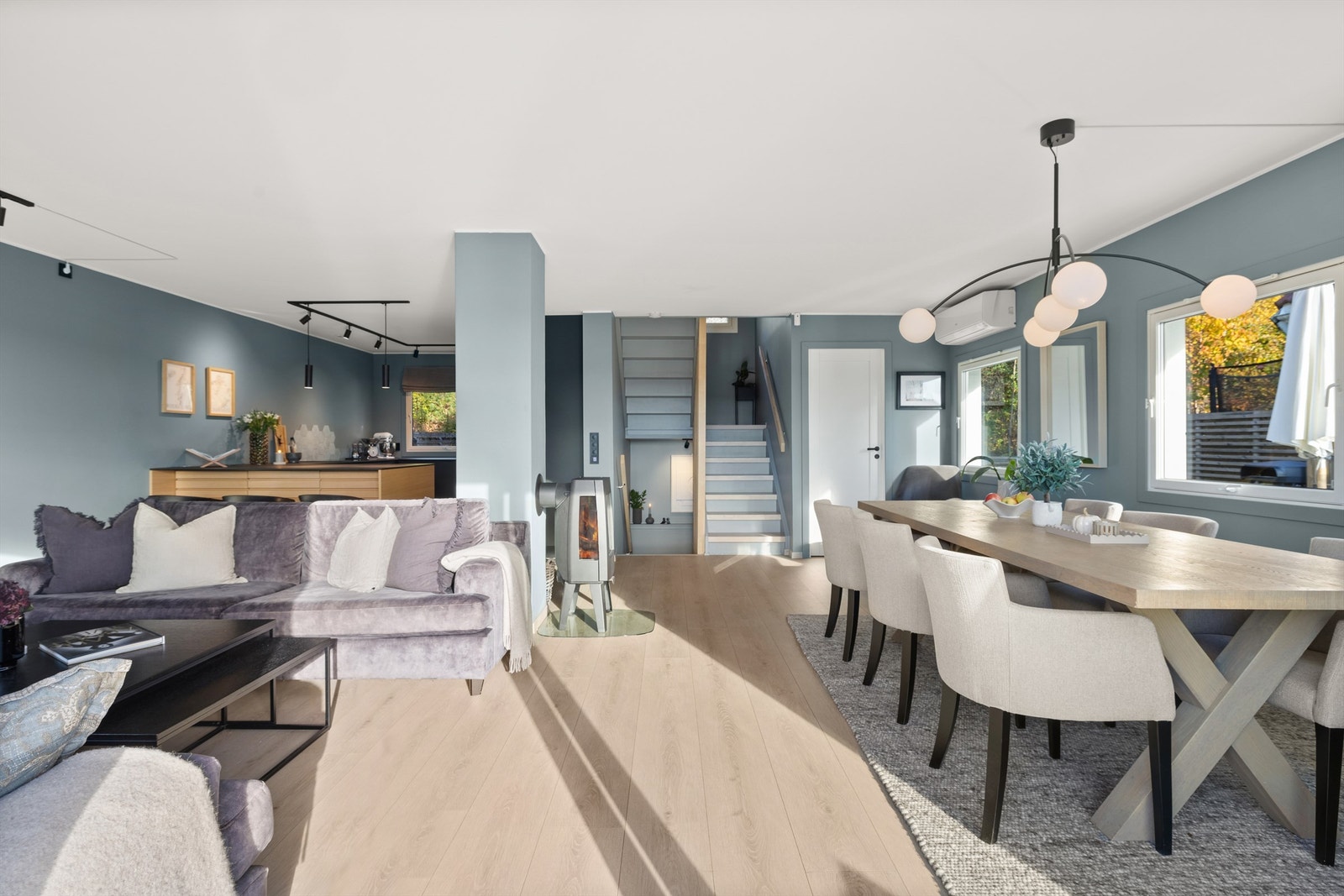 Rommet har en gjennomgående og helhetlig utforming som binder sonene sammen. Galleribilde