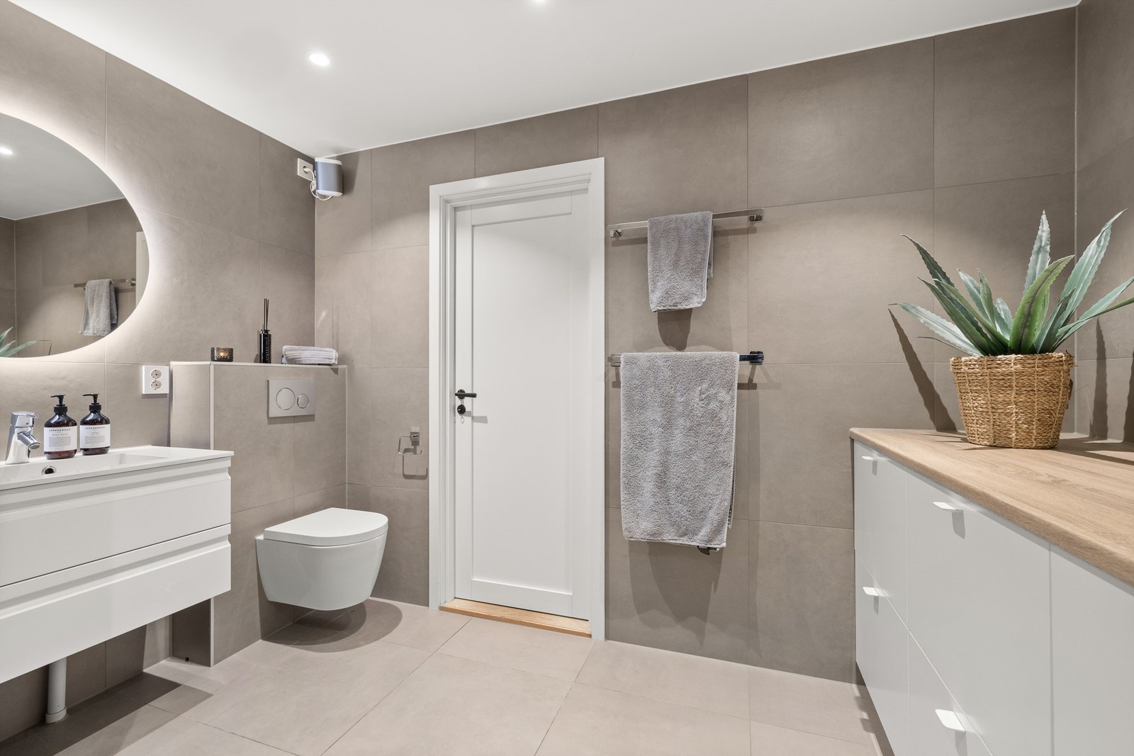 Det er god benkeplass og opplegg for vaskemaskin og tørketrommel. Galleribilde