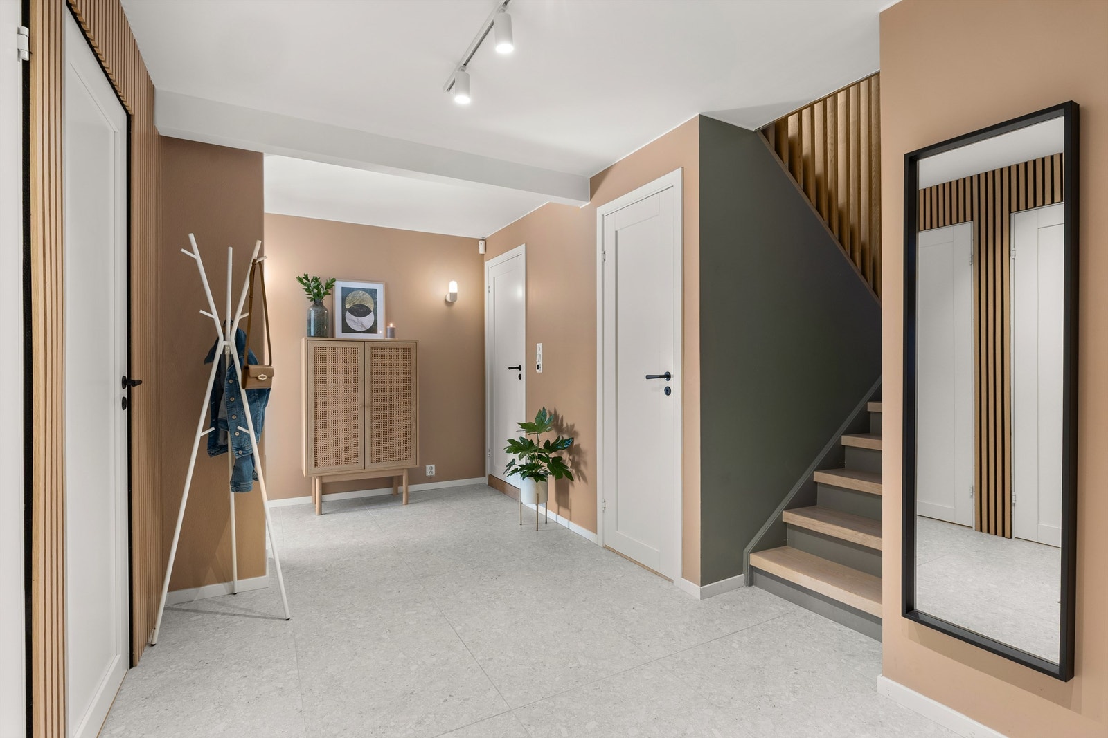 Fra entreen fører trappen deg videre opp i boligens hovedetasje. Galleribilde