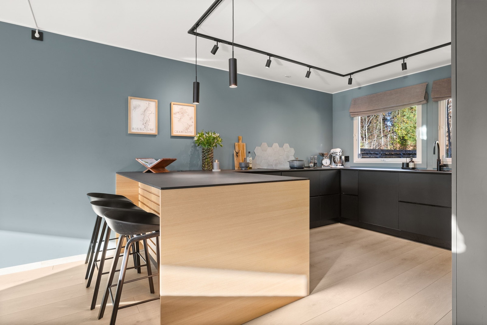 Kjøkkenet fra 2021 er stilrent og funksjonelt, med en praktisk kjøkkenøy. Galleribilde