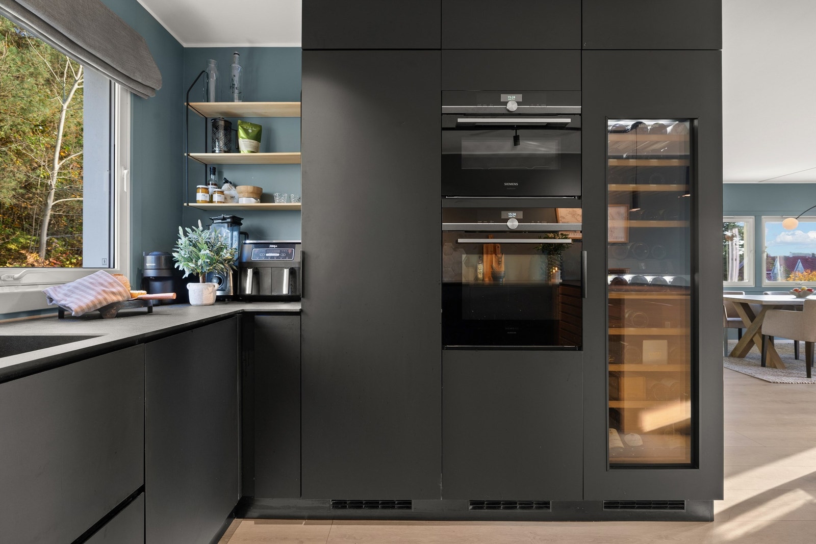 Kjøkkenet er også utstyrt med et integrert vinskap. Galleribilde