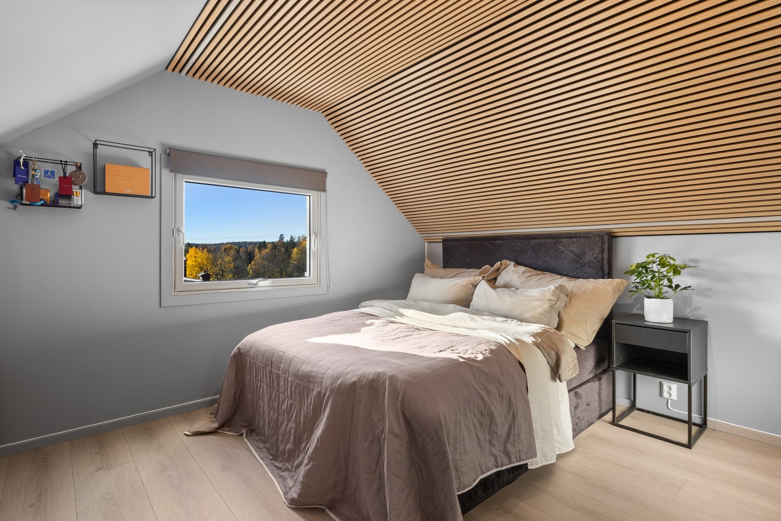Loftsetasjen har et romslig soverom med en sjarmerende atmosfære. Galleribilde