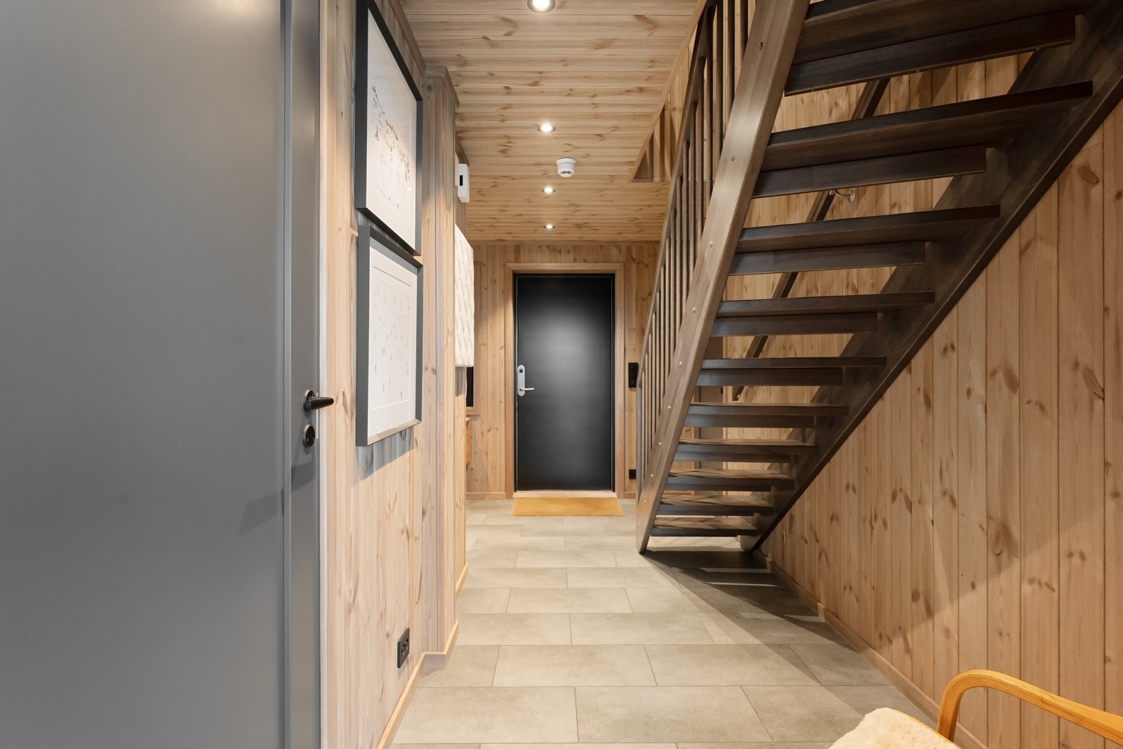 Ved entréen er det et innredet garderoberom, og utenfor, ved inngangsdøren, er det en praktisk utebod. Galleribilde