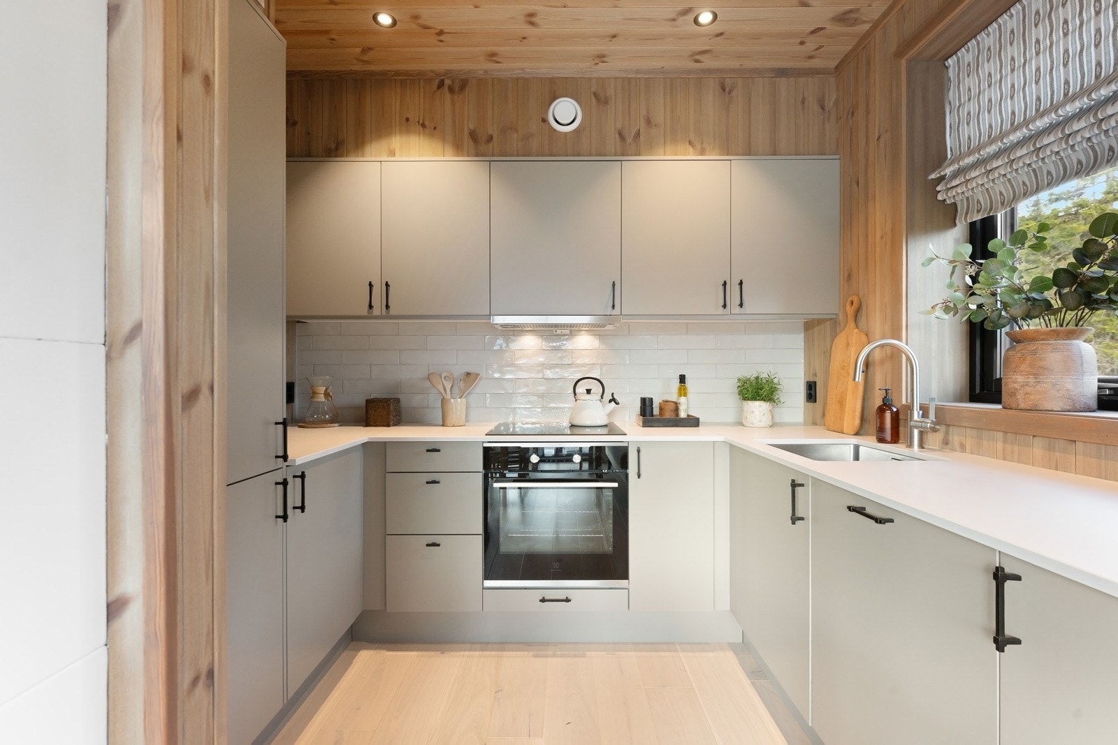 Kjøkkenet er utstyrt med integrerte hvitevarer som oppvaskmaskin, kjøleskap, stekeovn og koketopp, samt ventilator, komfyrvakt, benkestikk og god arbeidsbelysning. Galleribilde