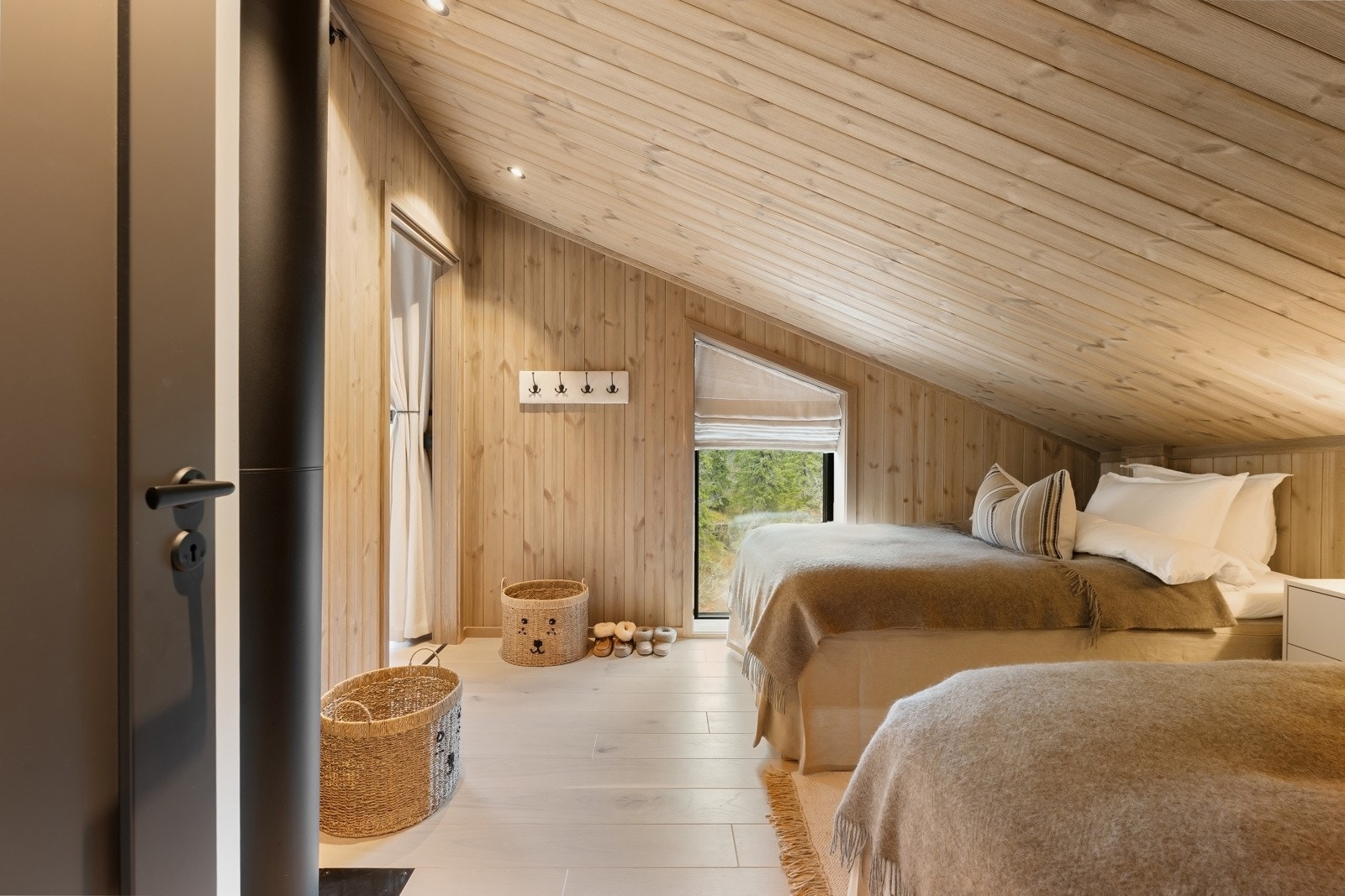 Soverom 2 - Det ene soverommet ligger i tilknytning til et arbeidsrom med skapløsning. Galleribilde