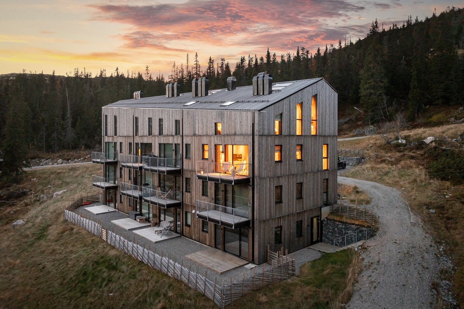 Leiligheten har endebeliggenhet (til høyre på bildet, de to øverste etasjene). Galleribilde