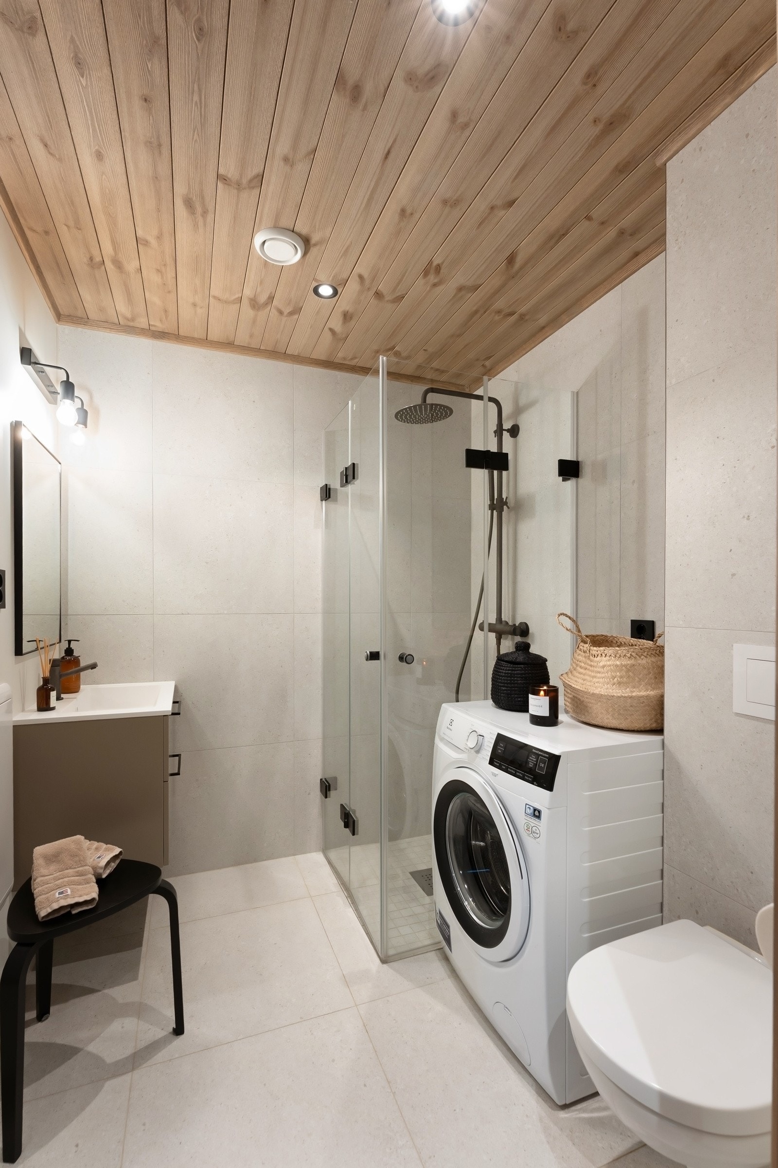 Bad i loftsetasjen - Begge badene har vegghengt toalett og et dusjhjørne med regnfallsdusj, og på badet i hovedetasjen er det opplegg for vaskemaskin. Galleribilde