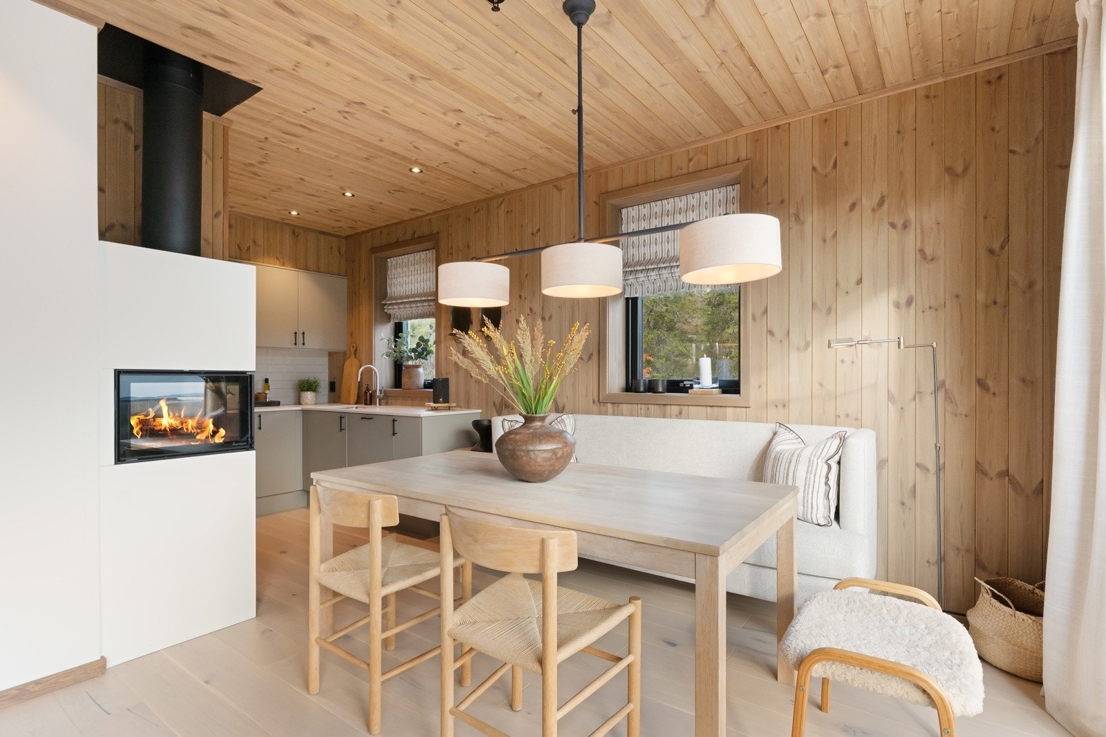 Mellom kjøkkenet og stuen er det en oppmurt peis med innsats, og det er vannbåren gulvvarme i hele etasjen. Galleribilde