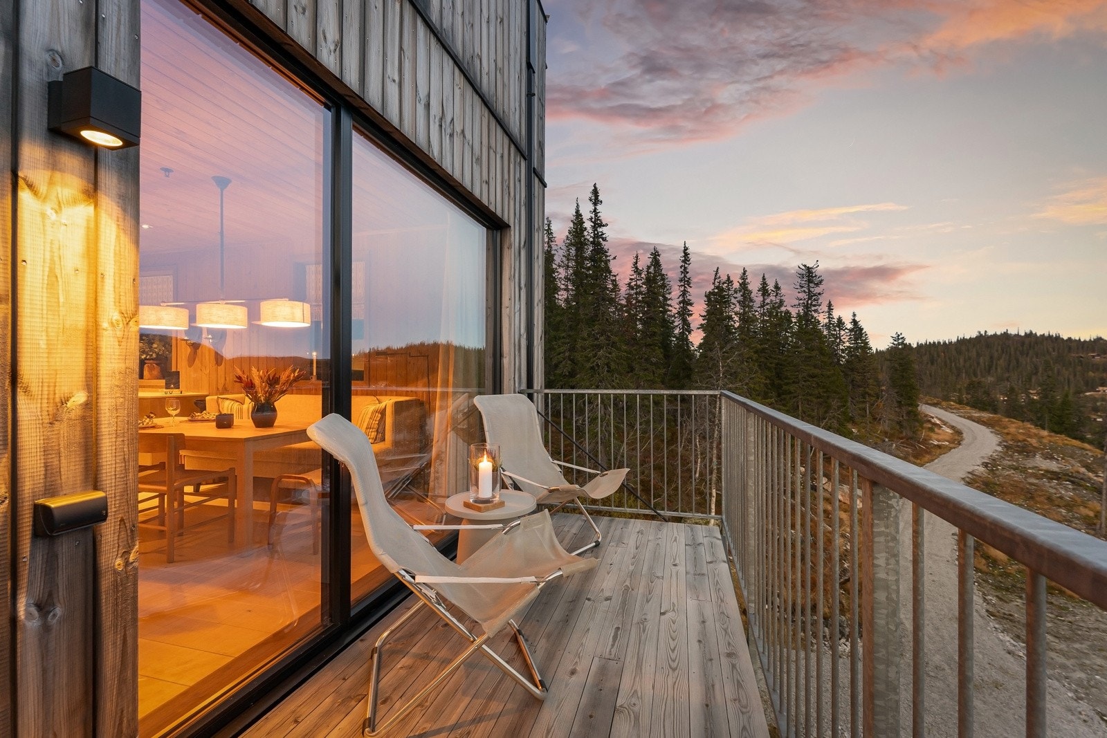 Naturskjønn utsikt og gode solforhold nytes på en balkong ved stuen. Galleribilde