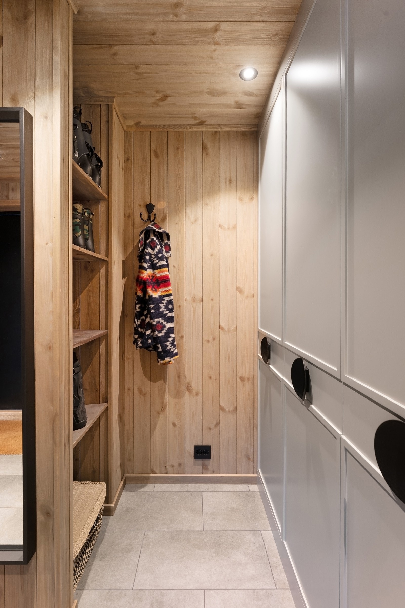 Ved entreen er det et innredet garderoberom, og utenfor, ved inngangsdøren, er det en praktisk utebod. Galleribilde