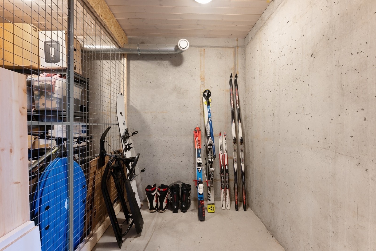 Leiligheten har en utebod ved inngangen og en disponibel bod på ca. 4 kvm i felles underetasje. Galleribilde