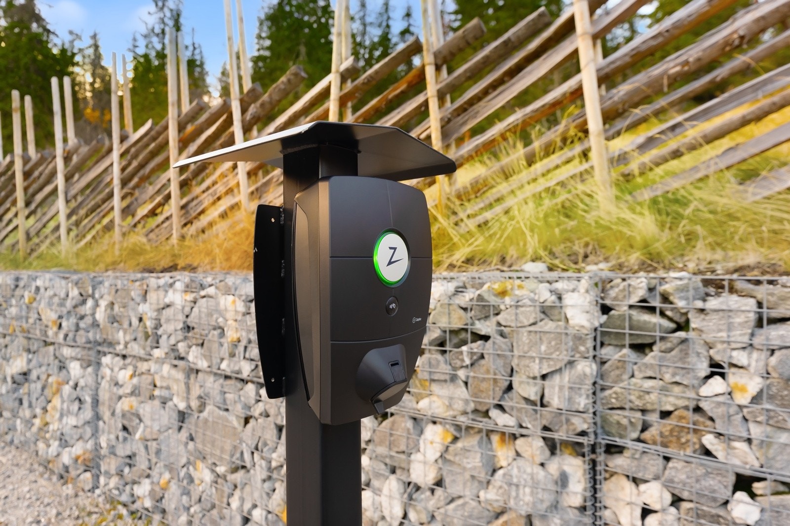 Det medfølger parkering med elbillader (biloppstillingsplass 12) på en stor, gruslagt gårdsplass. Galleribilde