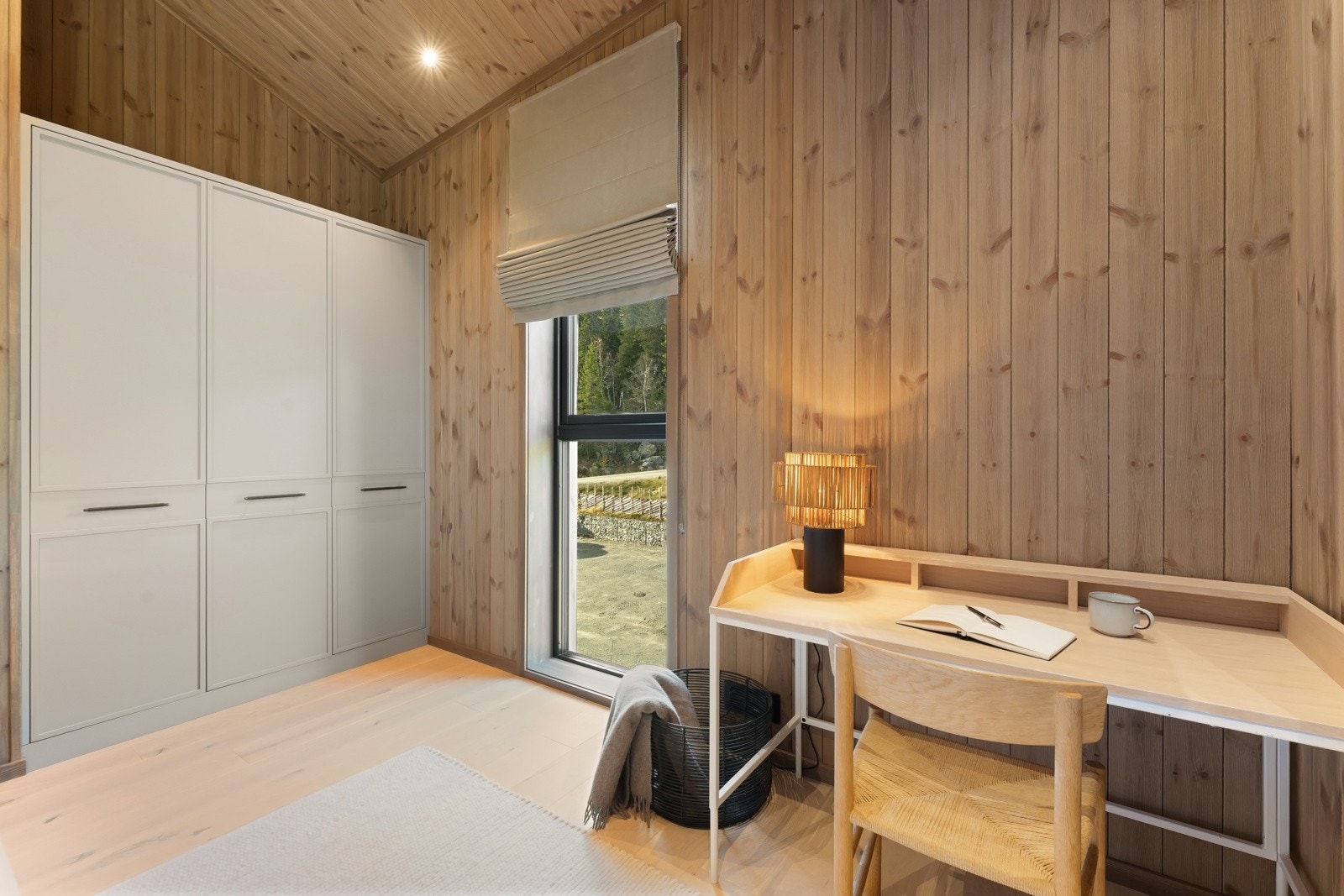 Hovedsoverom - Det er klesskap på to av soverommene. Galleribilde