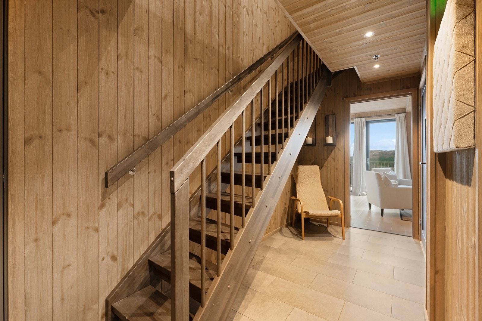 Leiligheten strekker seg over tredje etasje og loftsetasjen i et moderne bygg fra 2022. Galleribilde