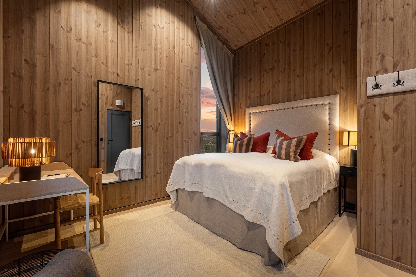 Soverom 3 - Hovedsoverommet er i loftsetasjen og har en takhøyde på hele 5 meter på det høyeste. Galleribilde