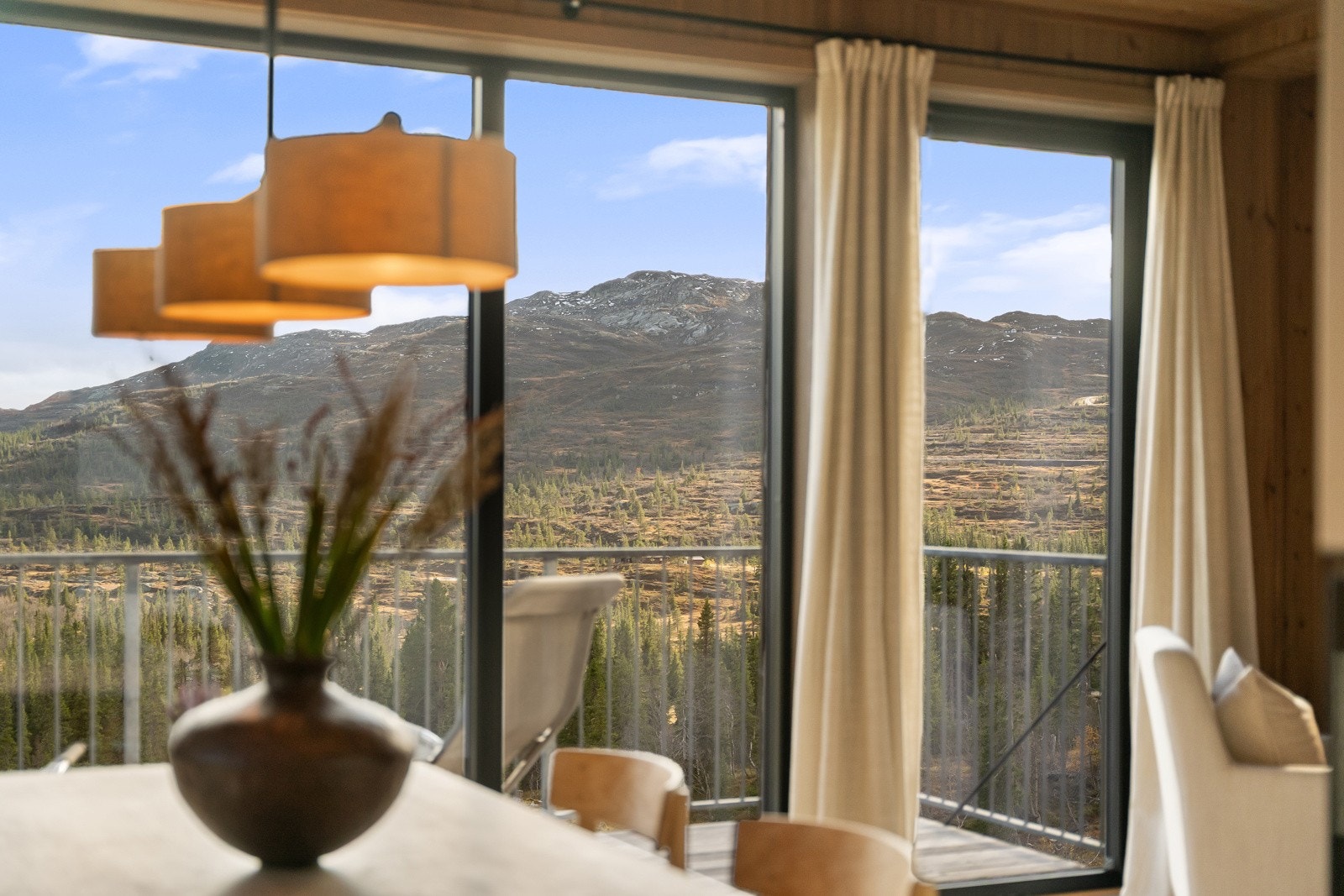 Fra allrommet er det utgang til en sydøstvendt balkong med nydelig utsikt. Galleribilde