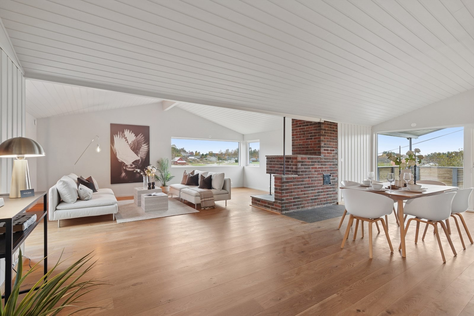 Velkommen til Føykåsveien 12A -Enebolig med hybel/utleiedel - Lys og åpen stue med peis, store vinduer og utgang til 2 terrasser. Galleribilde