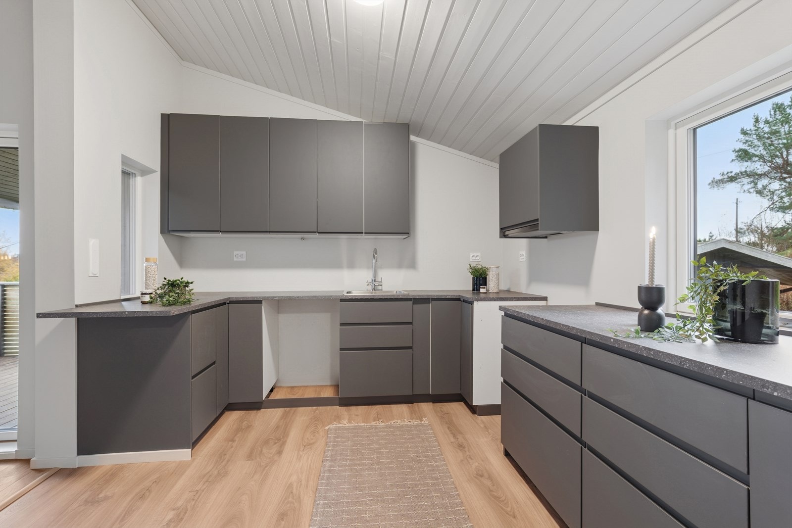 Praktisk kjøkken med god arbeidsplass, smarte oppbevaringsløsninger og effektiv u-formet planløsning. Innredningen er satt inn i 2025, men er opprinnelig fra 2020. Galleribilde