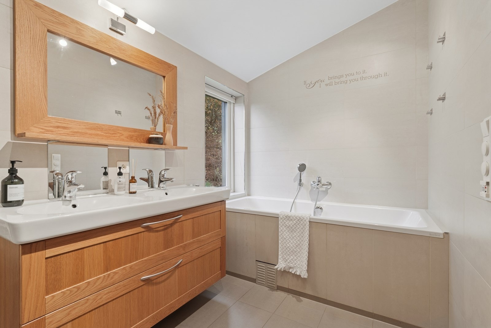 Stilrent bad med dobbel servant, vegghengt toalett, dusjhjørne og badekar Galleribilde