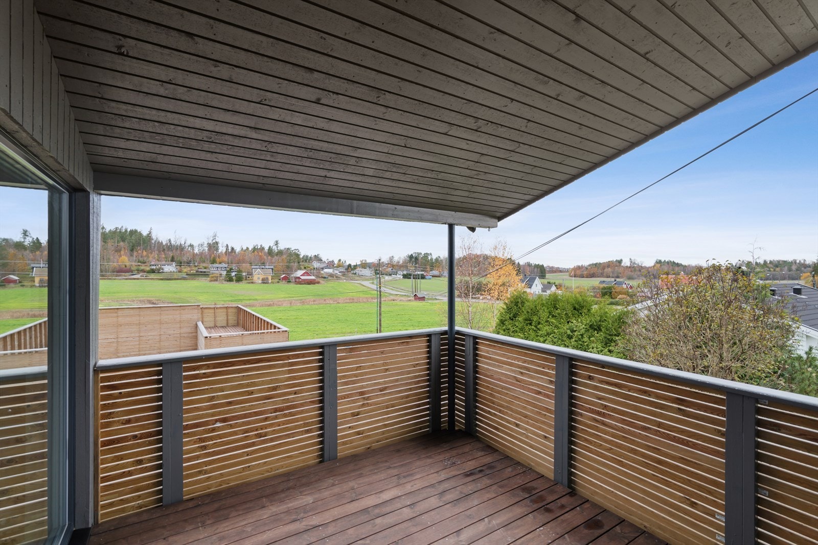 Vestvendt balkong med gode solforhold og flott utsikt over grønne omgivelser Galleribilde