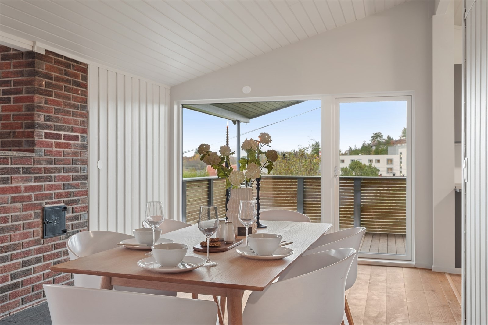 Lys og hyggelig spiseplass med utgang til balkong - perfekt for måltider med utsikt. Galleribilde