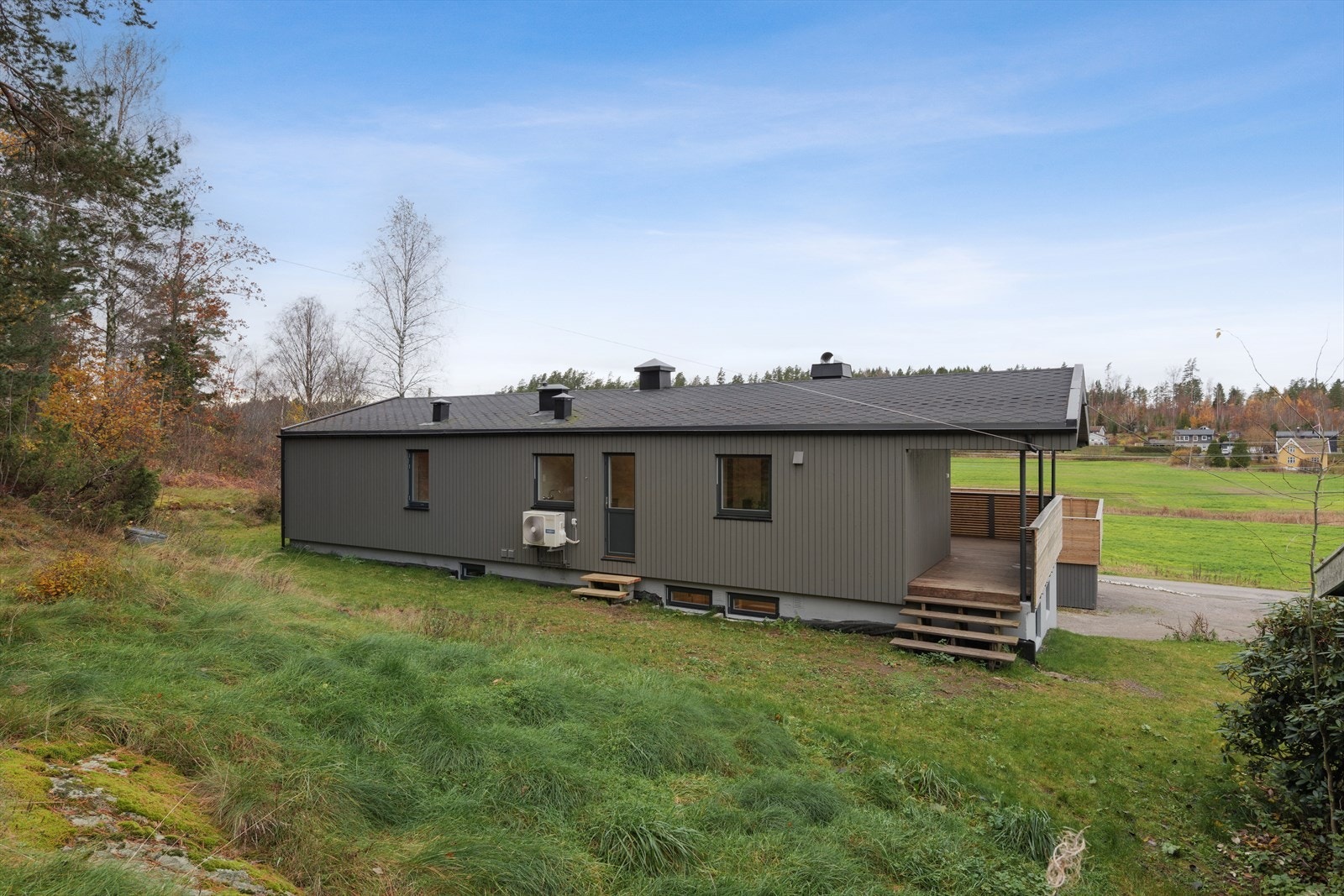 Oppgradert enebolig - Fasadene ble kledd om og etterisolert - Ny drenering og isolert grunnmur - Tak tekket med pappshingel - Alt i 2023 Galleribilde