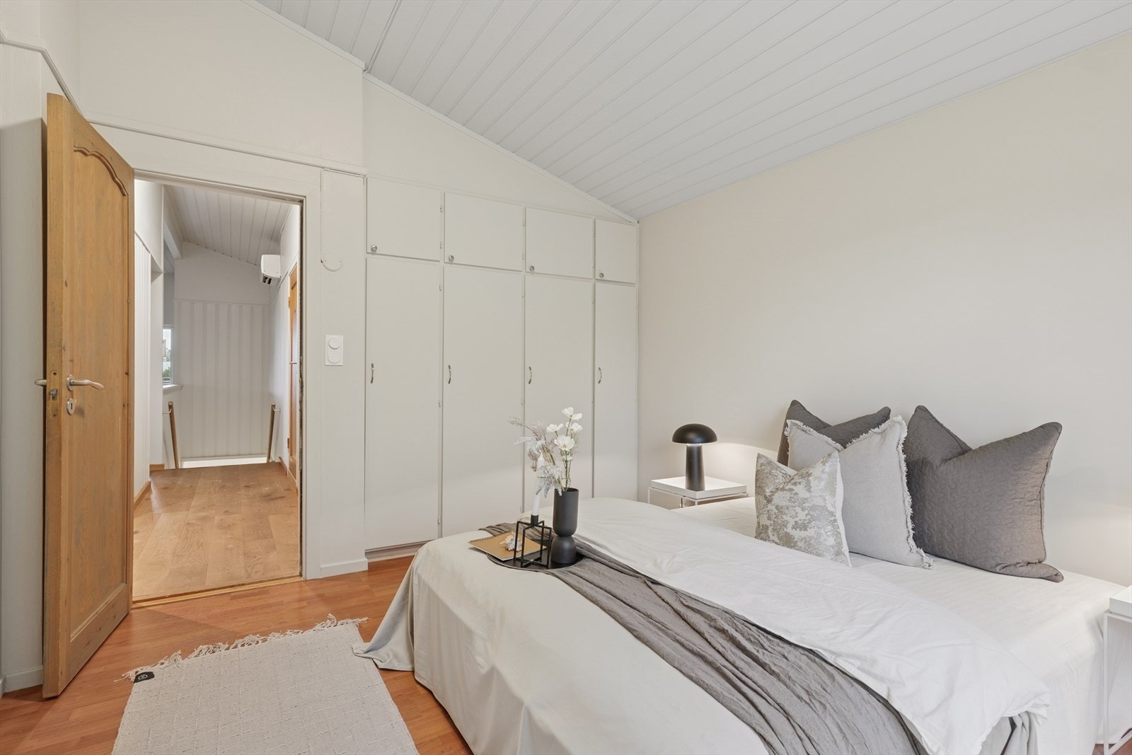 Hovedsoverom med garderobeskap - gir god oppbevaringsplass og en praktisk løsning Galleribilde