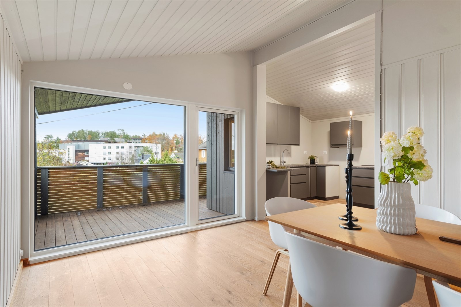 Lys og trivelig spiseplass med utgang til romslig, overbygget balkong med sol inn på ettermiddag/kveld. - åpen løsning mot moderne kjøkken med innredning fra 2020. Galleribilde