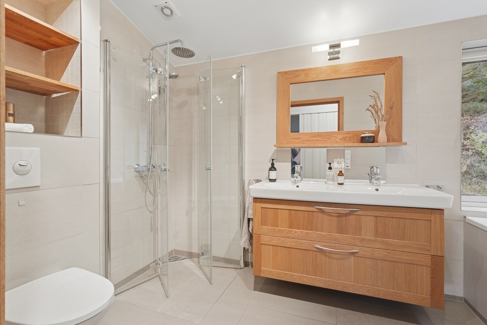 Vegger med fliser og tak med malte plater. Gulvet er flislagt med varmekabler, og rommet har mekanisk avtrekk for god ventilasjon Galleribilde