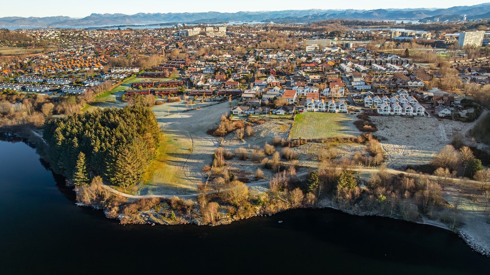 Fra tomten er det også gangavstand til dagligvarebutikker og Amfi Madla med et bredt utvalg butikker, spisesteder og andre servicetilbud. Skulle man likevel mangle noe er det kun en kort kjøretur inn til Stavanger sentrum. Galleribilde