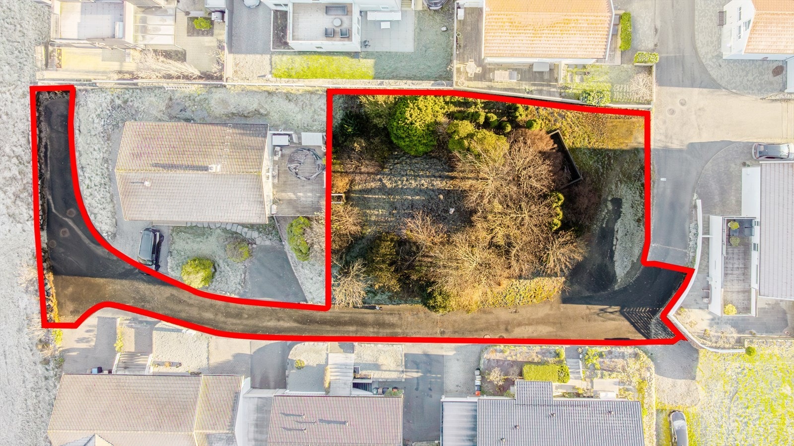 Tomten er på ca. 1 322 kvm og ligger i lett skrånende terreng. Eiendommen er regulert til bolig og har ingen prosjekterings- eller byggeklausul. Galleribilde