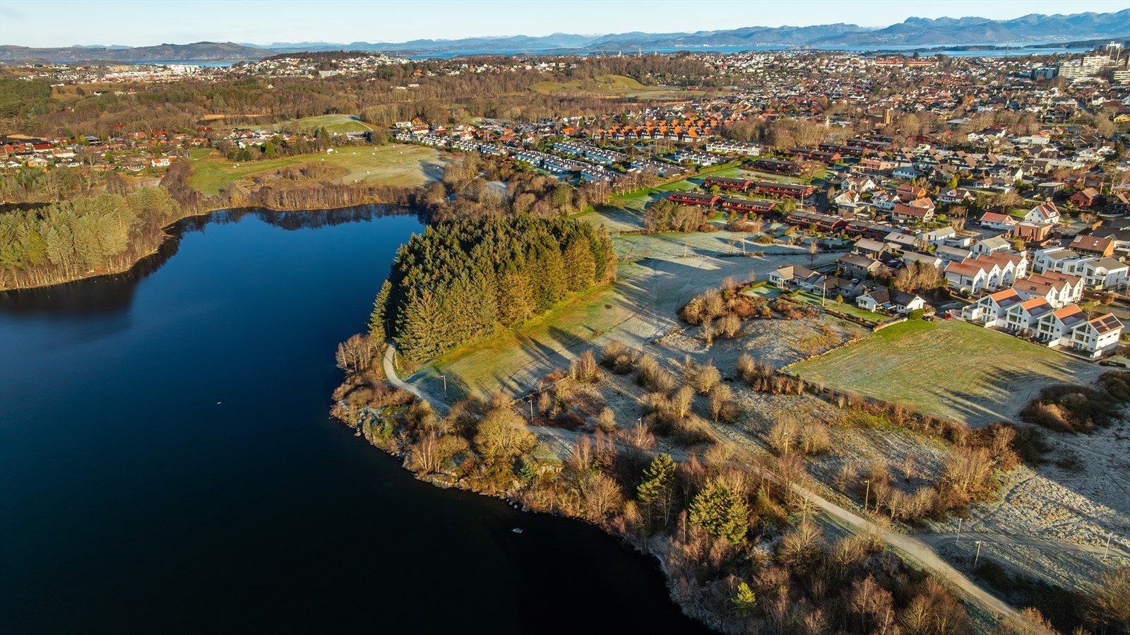 For den aktive er det kort gangavstand til en rekke fritidstilbud som Stokkahagen og Stokkabrautene balløkker, turnhall, håndballhaller, ishall, svømmehall, og fotballbaner ved Lassa og Vikinghallen. Galleribilde