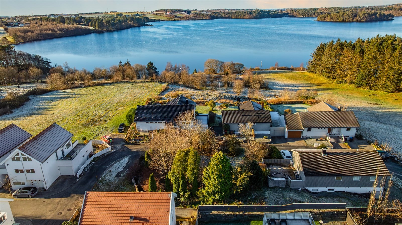 Tomten ligger meget attraktivt til i et populært og veletablert boligområde på Stokka i Stavanger. Området er rolig og barnevennlig uten gjennomgangstrafikk. Galleribilde