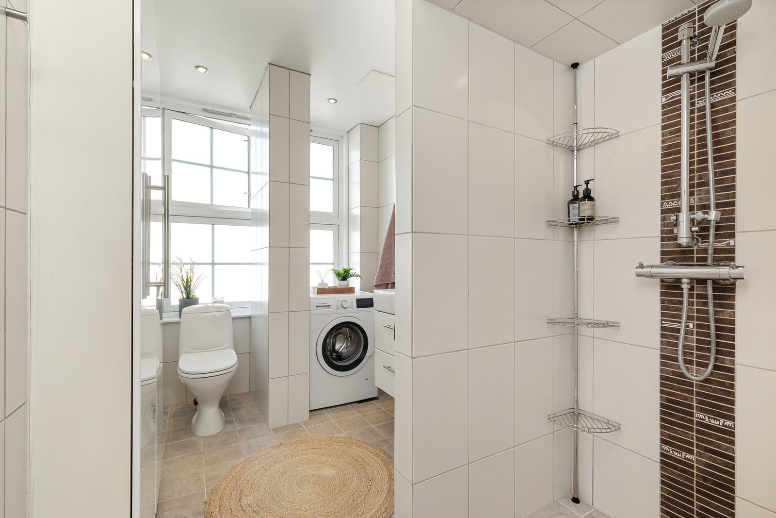 Delikat bad med smakfulle flisvalg og moderne innredning som gir et harmonisk og helheltlig inntrykk. Galleribilde