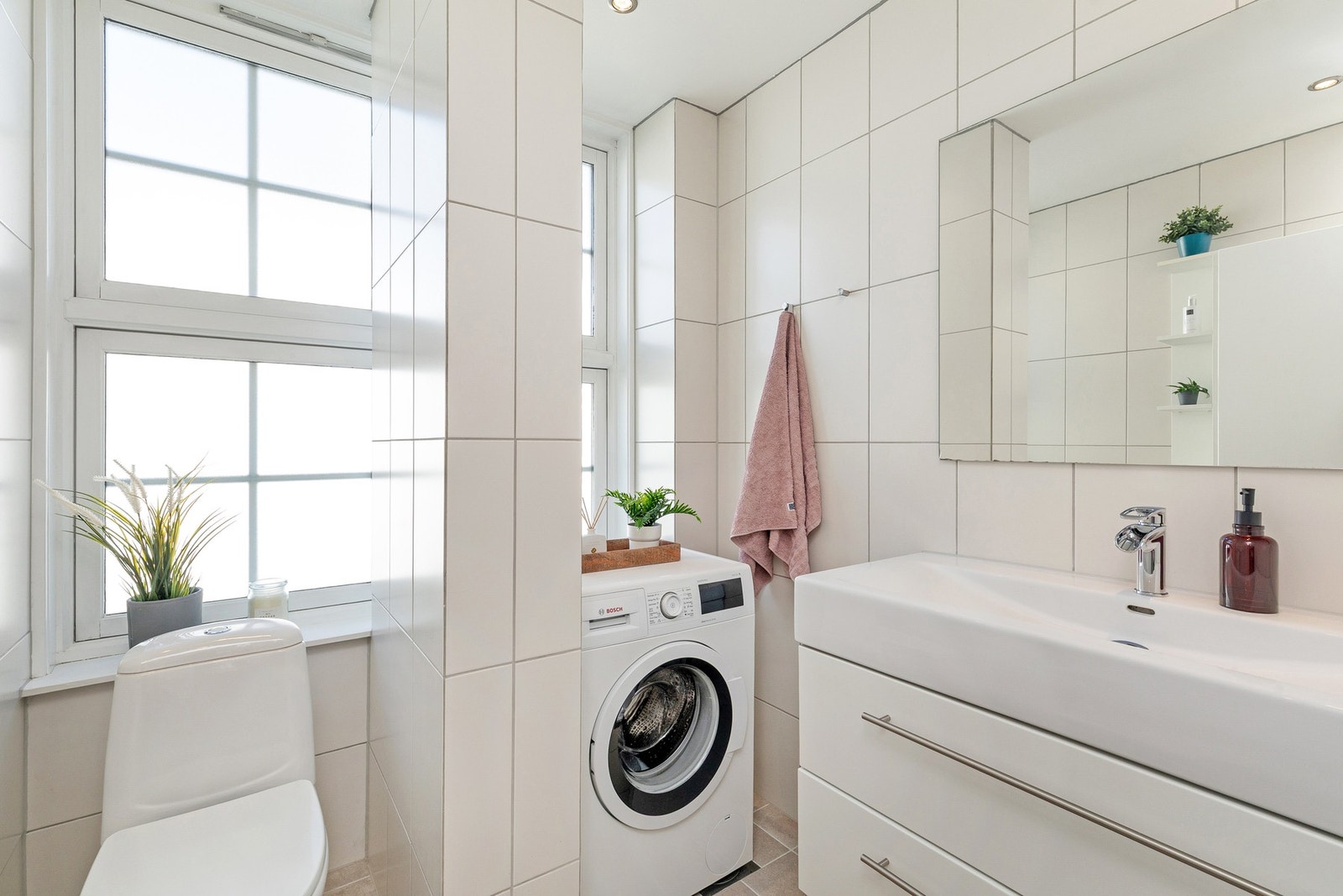 Delikat bad med smakfulle flisvalg og moderne innredning som gir et harmonisk og helheltlig inntrykk. Galleribilde