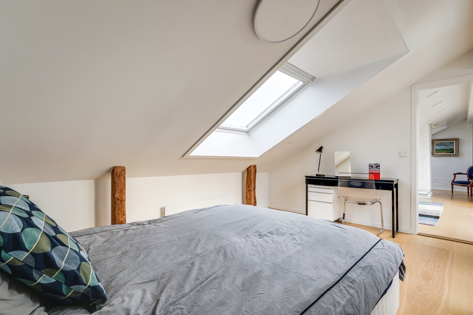 Rommet gir mulighet for pult og oppbevaringsløsninger. Galleribilde