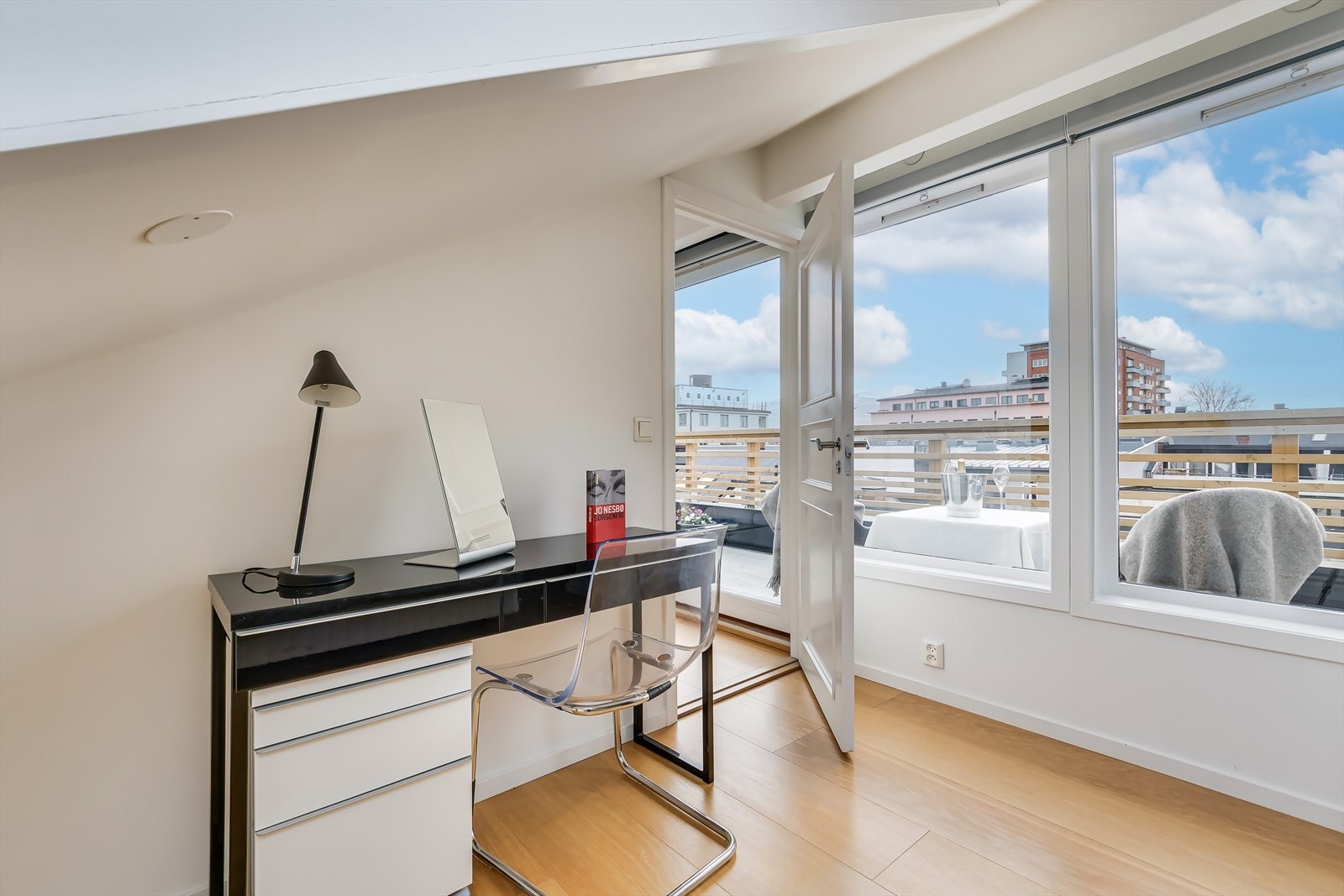 Store vindusflater gir rikelig med lysinnslipp. Galleribilde