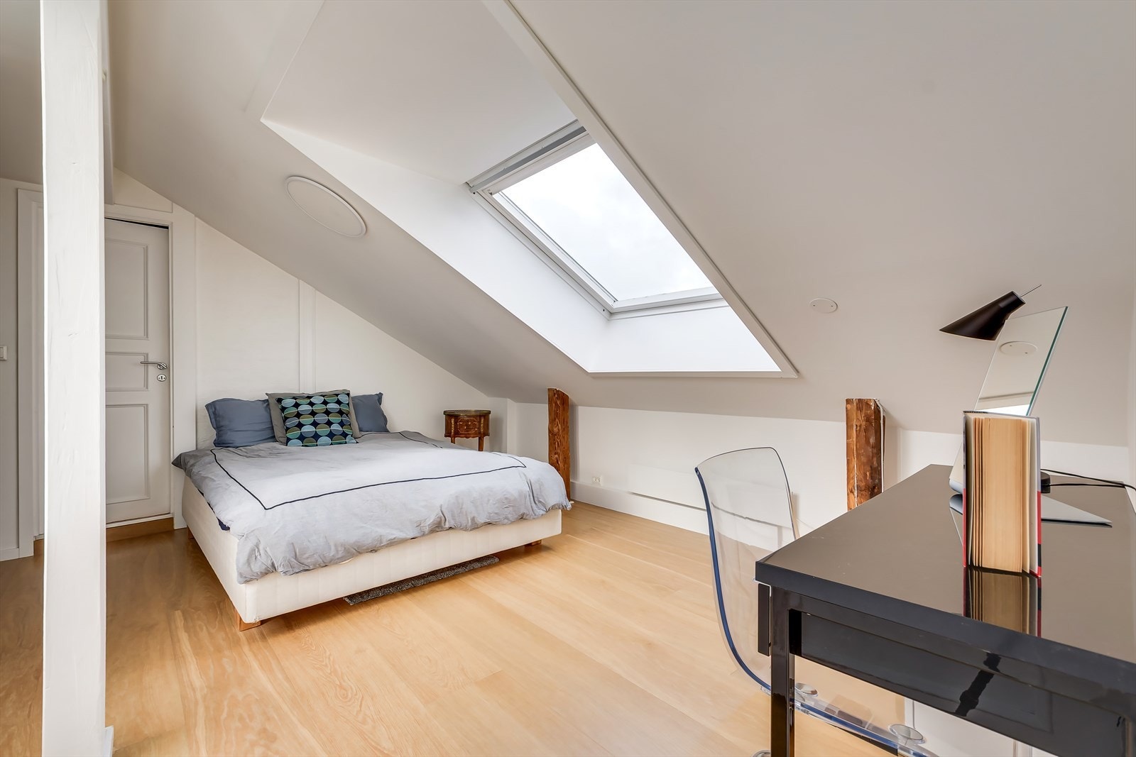 Soverom II er lyst og luftig. Her har du god plass til dobbeltseng. Galleribilde