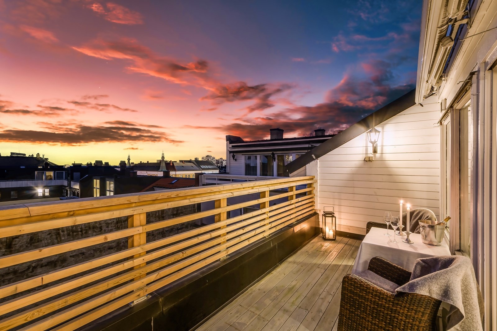 En fantastisk loftsleilighet over to etasjer med privat takterrasse, romslige rom og en praktisk utforming. Galleribilde