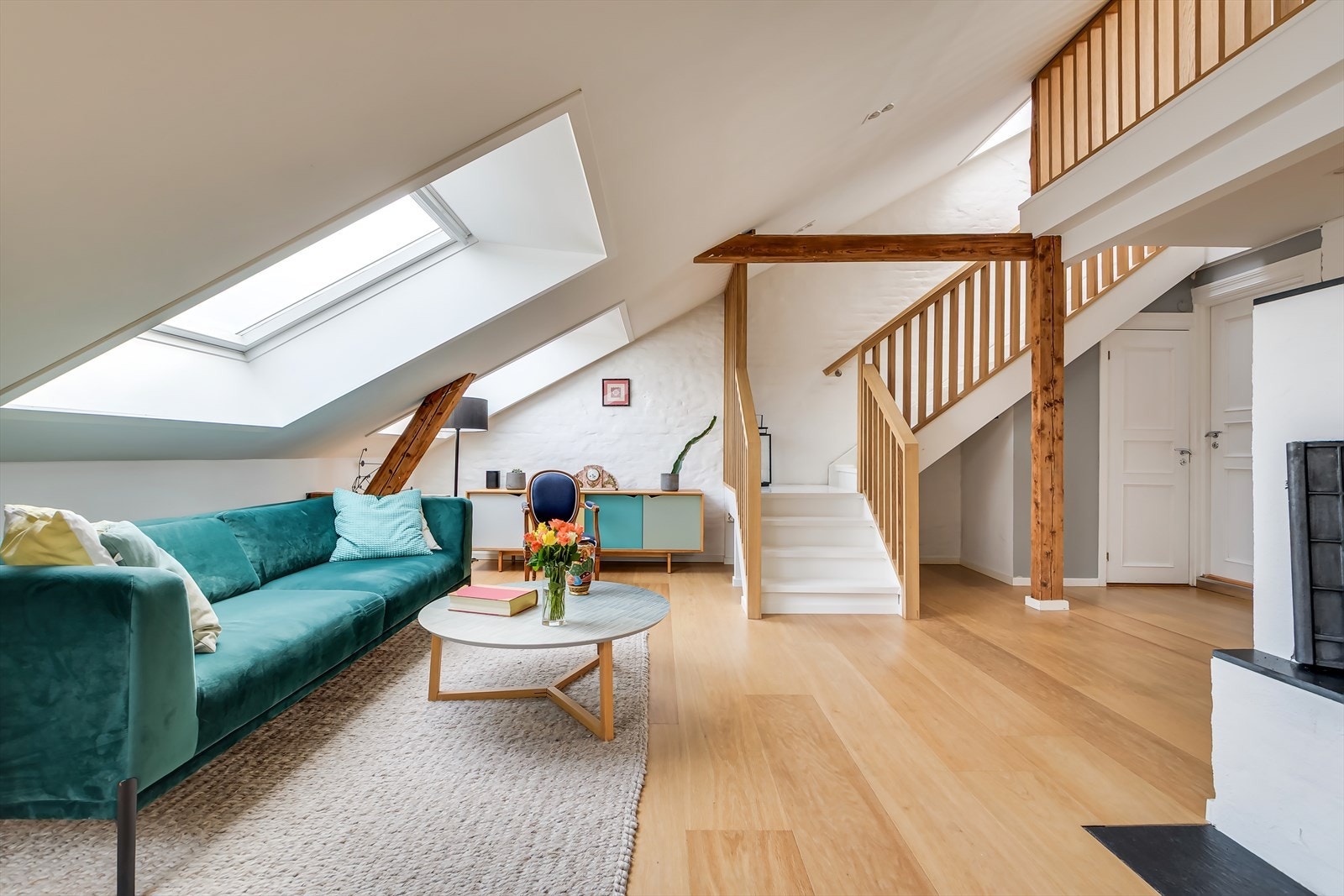 Hovedetasjen er lys og luftig, med store vindusflater som gir rikelig med naturlig lys. Galleribilde