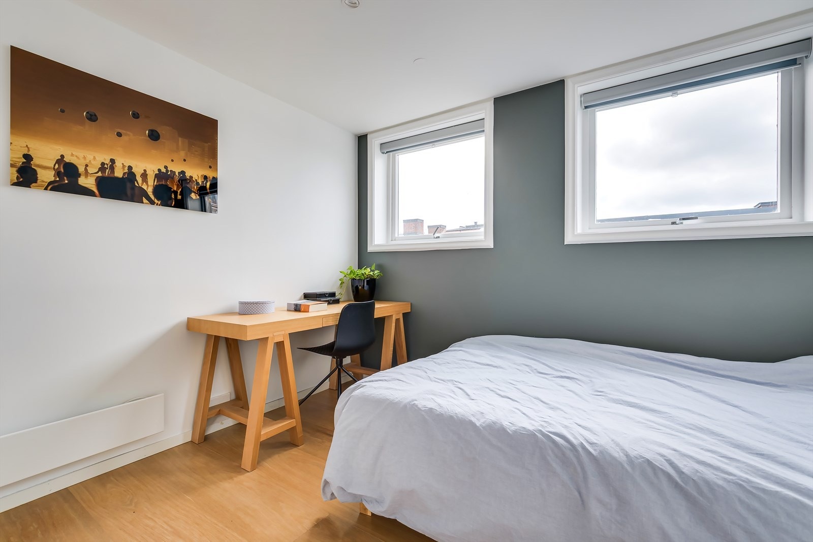 Rommet er holdt i behagelige toner, med en flott kontrastvegg. Galleribilde