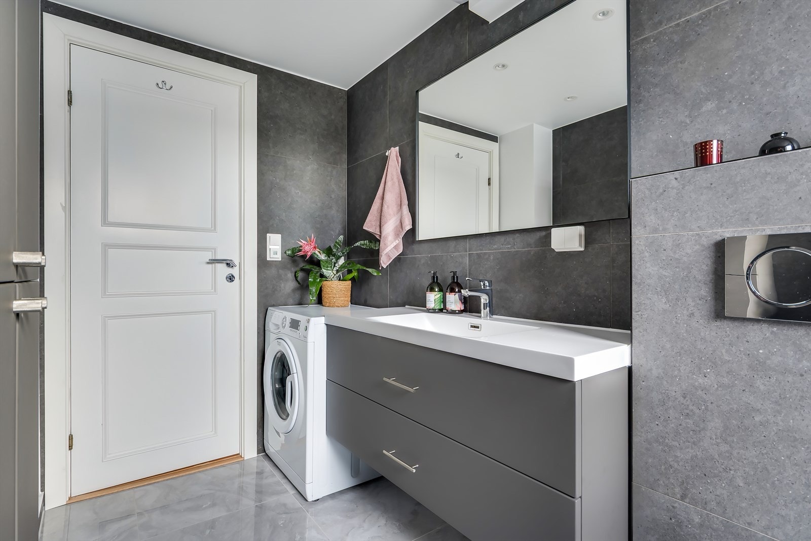 Det er opplegg for vaskemaskin i hjørnet. Galleribilde