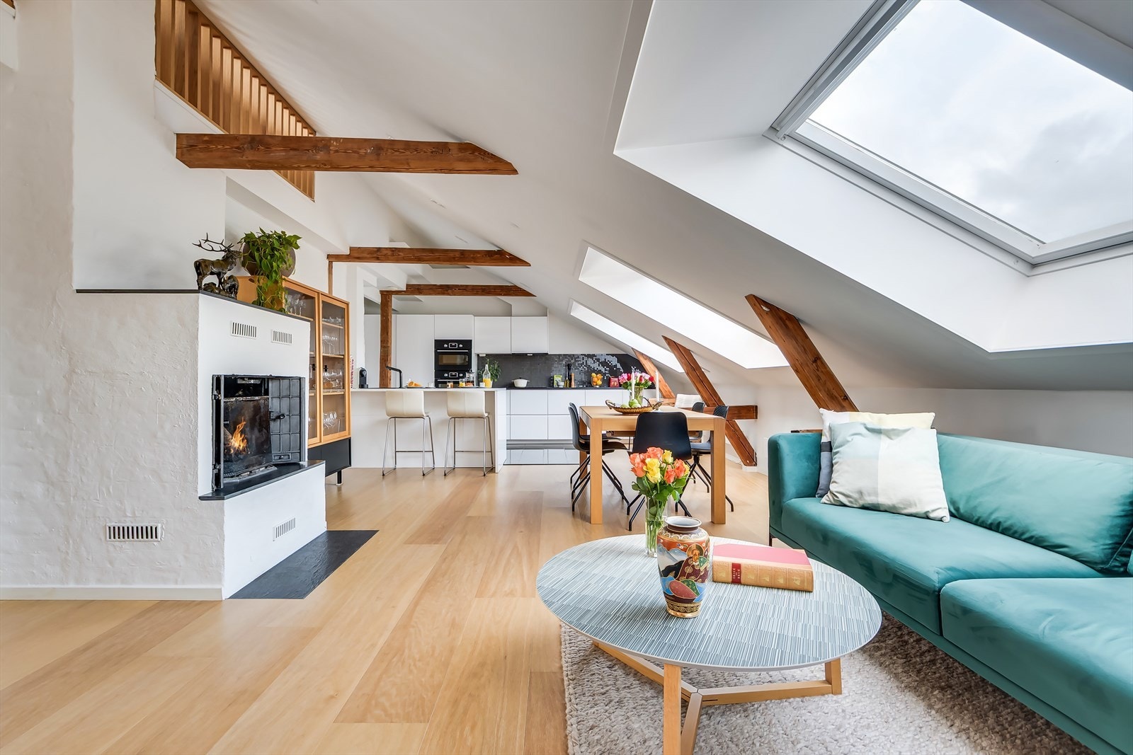 Med sin gode takhøyde og åpne løsning oppleves leiligheten som større enn sine kvadratmeter. Galleribilde