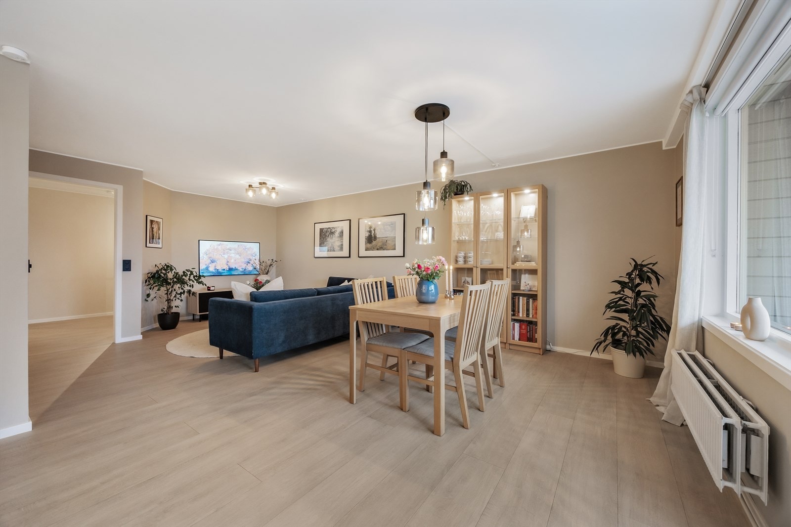 Stuen rommer også god plass til spisegruppe. Det ble lagt nytt gulv og ny malt i trendy farger i 2023/2024. Galleribilde